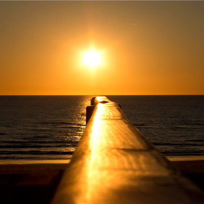 holzsteg im sonnenuntergang miniaturansicht