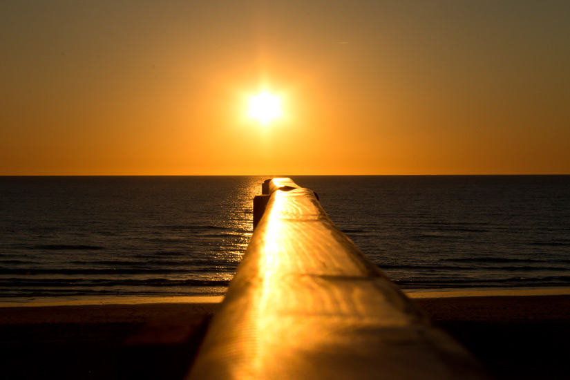 holzsteg im sonnenuntergang